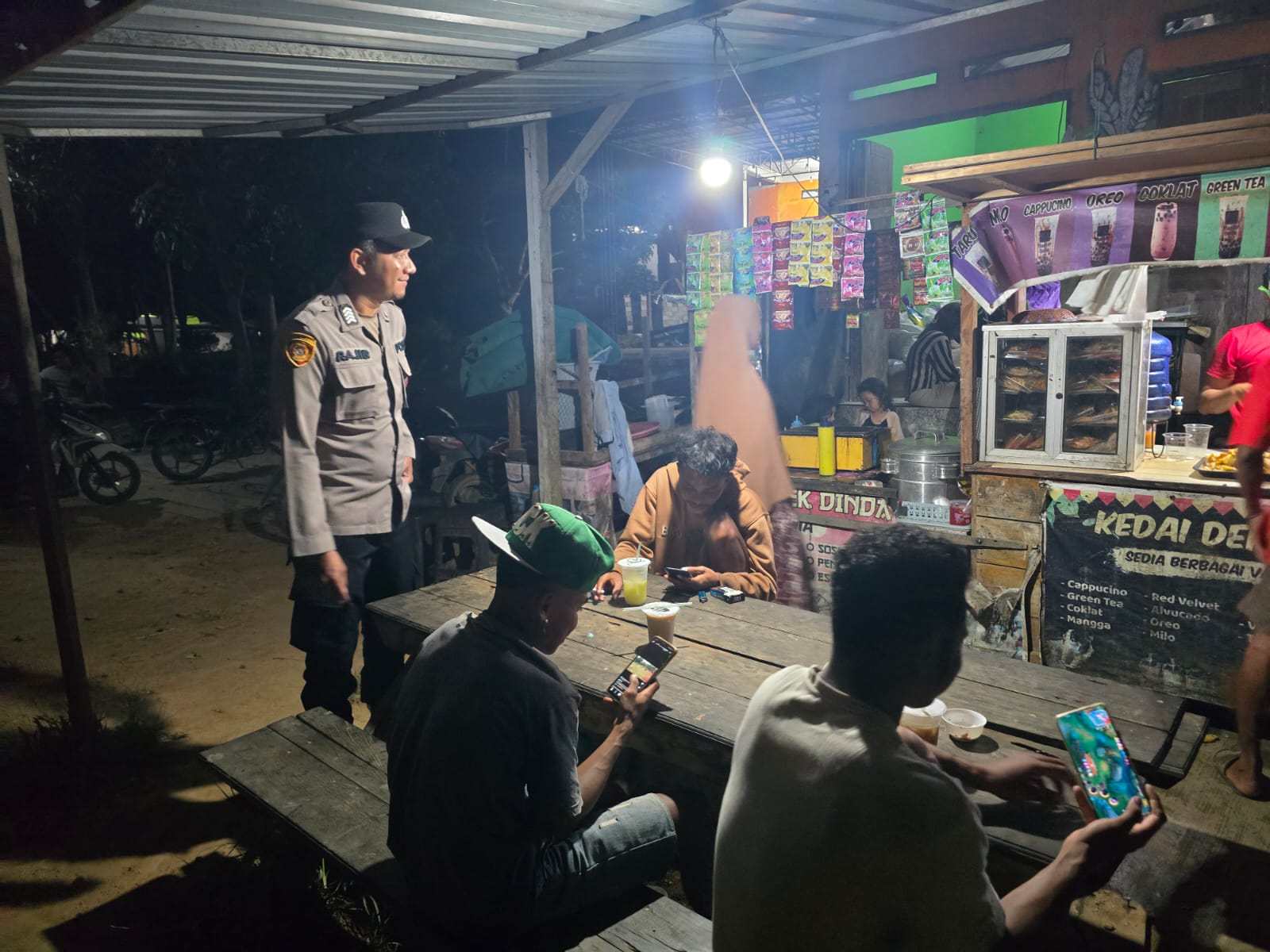 Patroli Sambang Malam, Polsek Lamandau Perkuat Kedekatan dengan Masyarakat