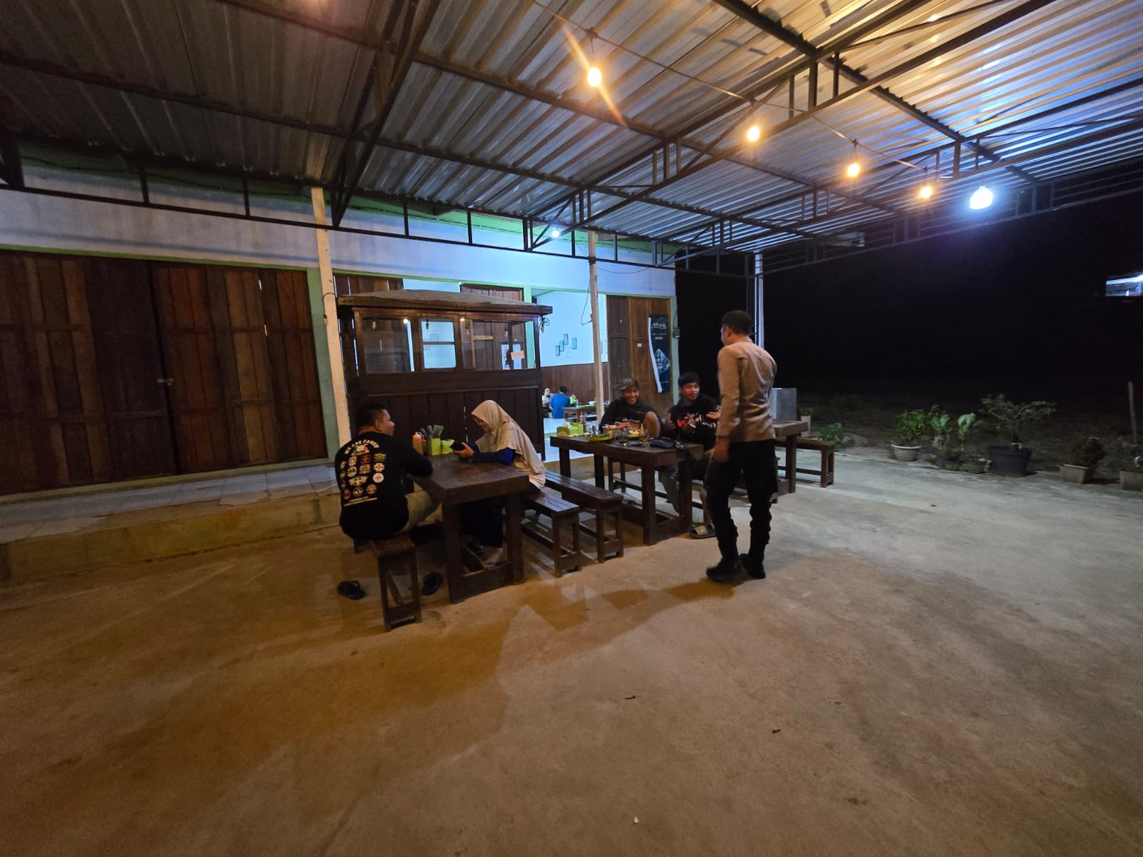 Sambangi Pertokoan, Polsek Lamandau Tingkatkan Kehadiran Polri di Tengah Masyarakat