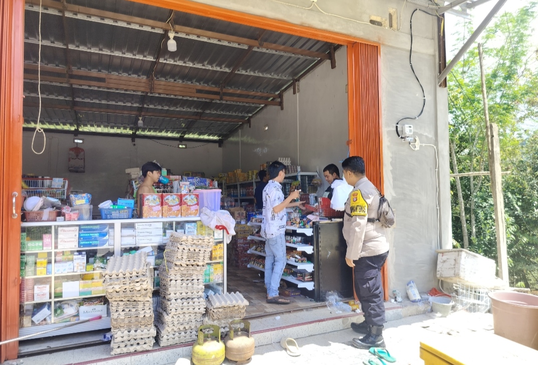 Sambangi Tempat Usaha Warga, Polsek Delang Perkuat Kemitraan dan Jaga Kamtibmas