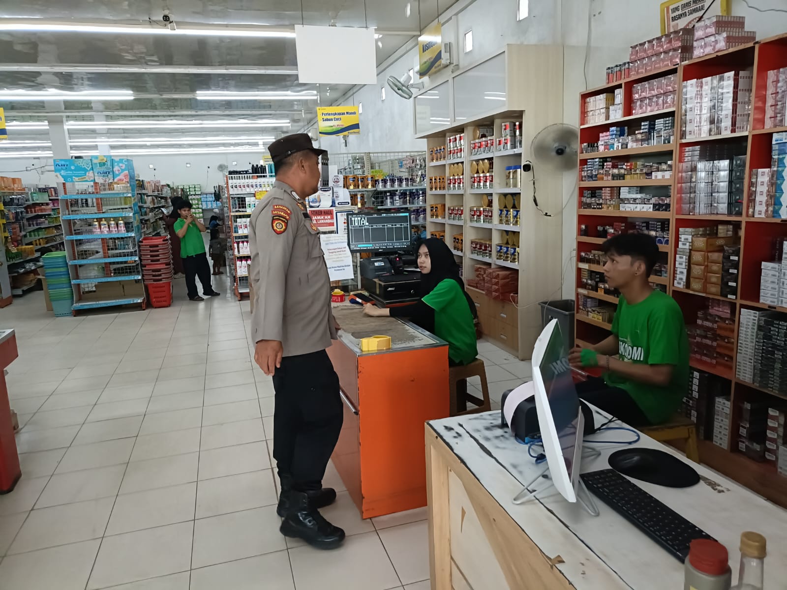 Patroli Pertokoan, Polsek Bulik Pastikan Aktivitas Masyarakat Berjalan Aman