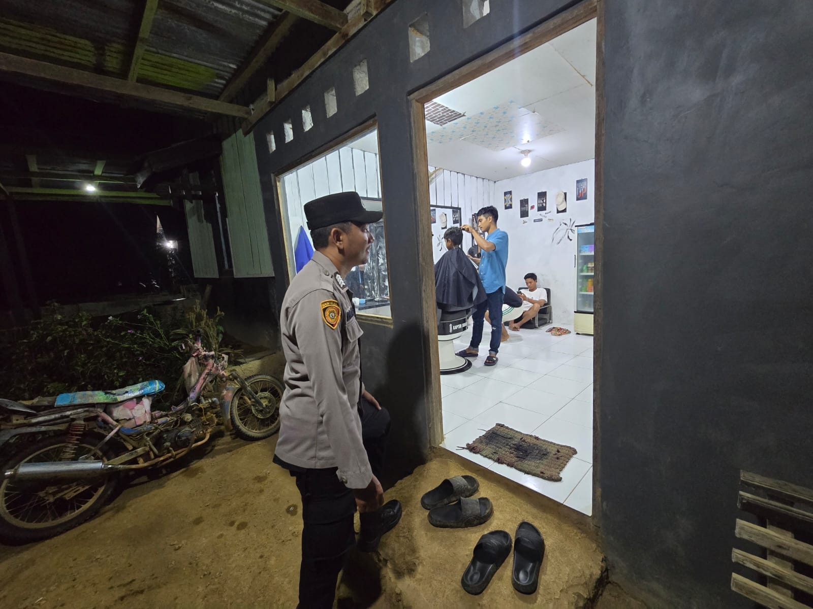 Sambangi Masyarakat pada Malam Hari, Polsek Lamandau Perkuat Kemitraan dan Jaga Kamtibmas