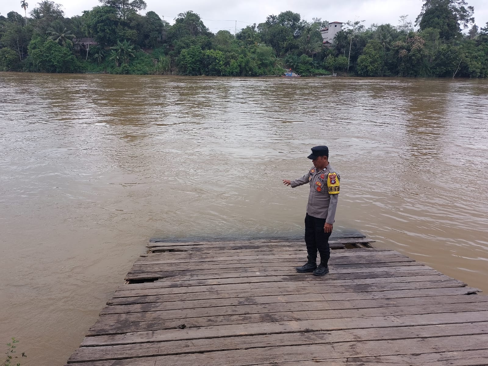 SIAGA BENCANA, BHABINKAMTIBMAS POLSEK MARIKIT CEK LANGSUNG DEBIT AIR SUNGAI KATINGAN