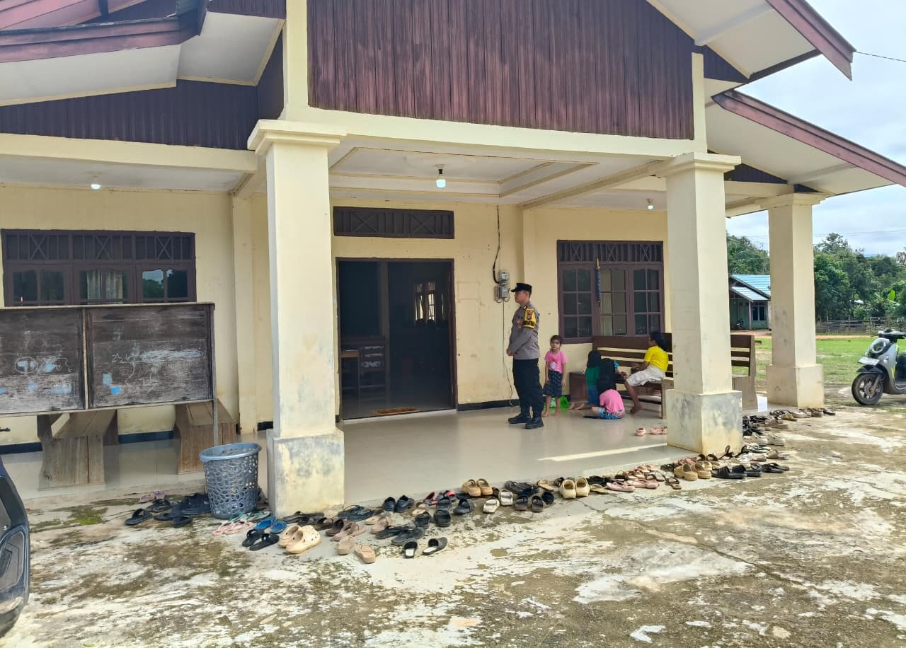 PERSONEL POLSEK MARIKIT LAKSANAKAN PATROLI DAN PENGAMANAN IBADAH MINGGU DI GEREJA WILAYAH KEC. MARIKIT