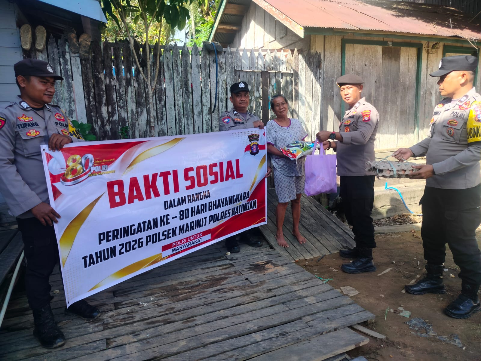 BHAYANGKARI & POLSEK MARIKIT BERBAGI KASIH, 80 PAKET SEMBAKO UNTUK WARGA