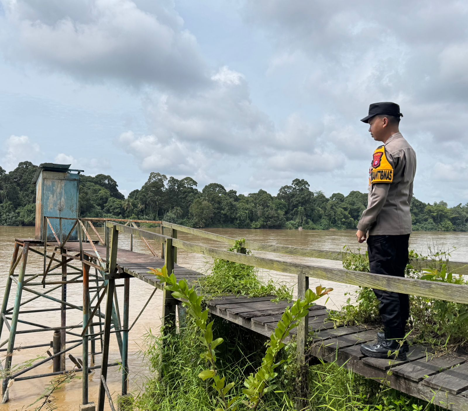 Deteksi Banjir, Polsek Tewang Sangalang Garing dan Pulau Malan Cek Ketinggian Debit Air