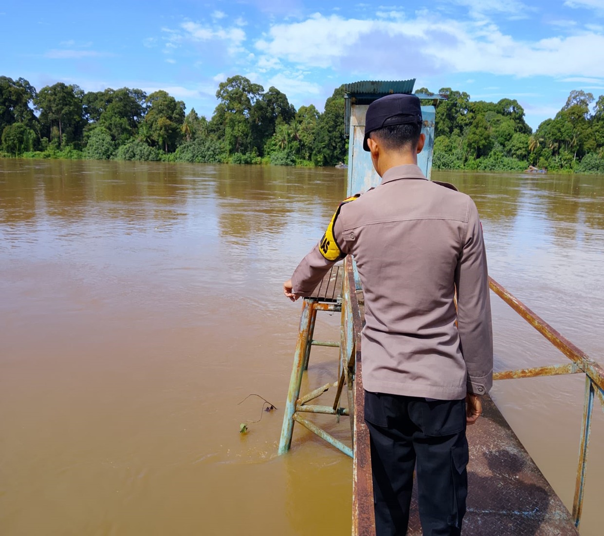 Deteksi Banjir, Polsek Tewang Sangalang Garing dan Pulau Malan Cek Ketinggian Debit Air.