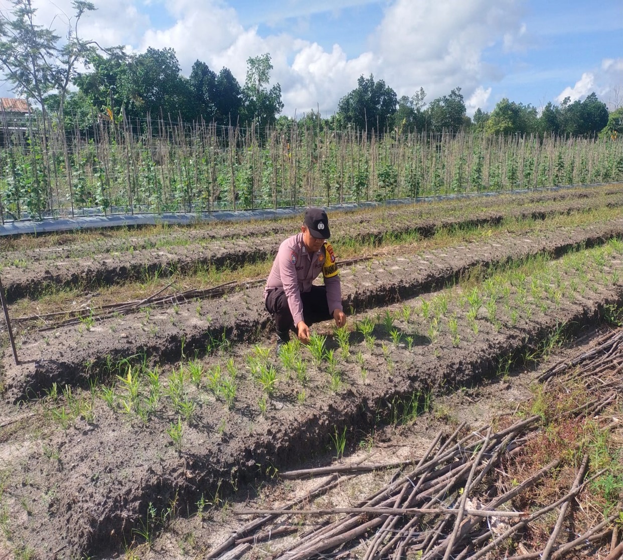 Personel Polsek Tewang Sangalang Garing dan Pulau Malan melaksanakan pengecekan lokasi pemanfaatan lahan pekarangan warga Binaannya
