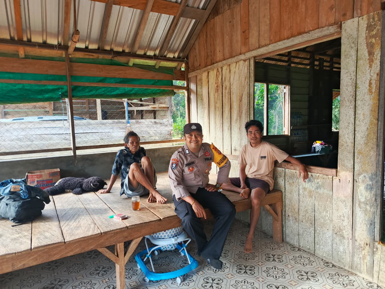 Sambang Kamtibmas, Bhabinkamtibmas Polsek Lamandau Pererat Kemitraan dengan Masyarakat