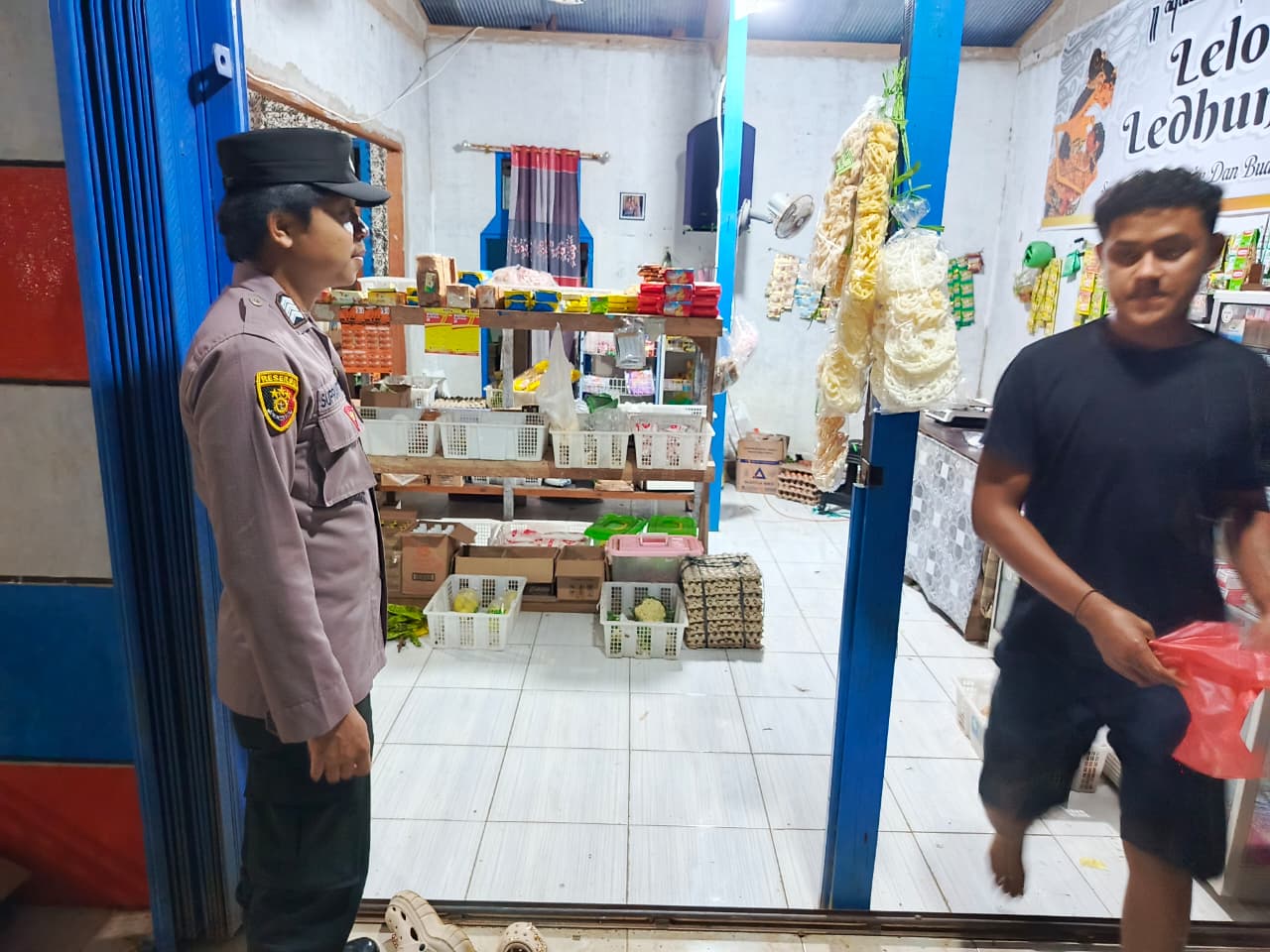 Sambangi Warung Warga, Polsek Lamandau Pererat Silaturahmi dan Sampaikan Pesan Kamtibmas