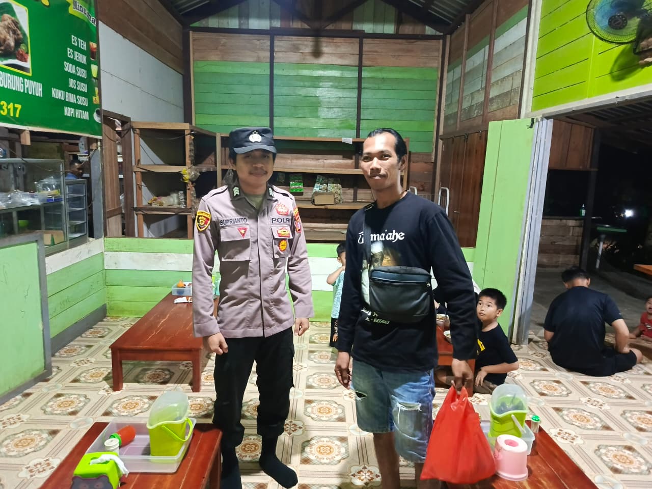 Sambangi Masyarakat pada Malam Hari, Polsek Lamandau Perkuat Kemitraan dan Jaga Kamtibmas