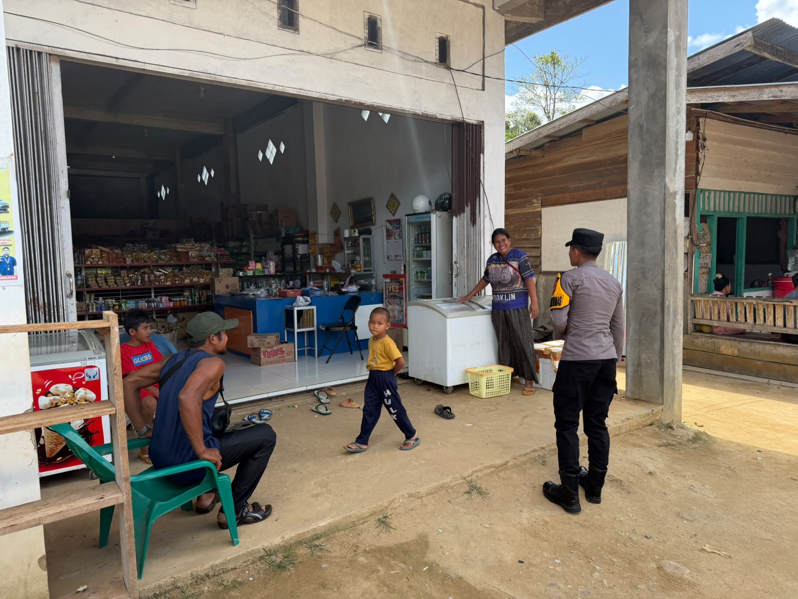 Sambangi Warung Warga, Polsek Delang Pererat Silaturahmi dan Sampaikan Pesan Kamtibmas