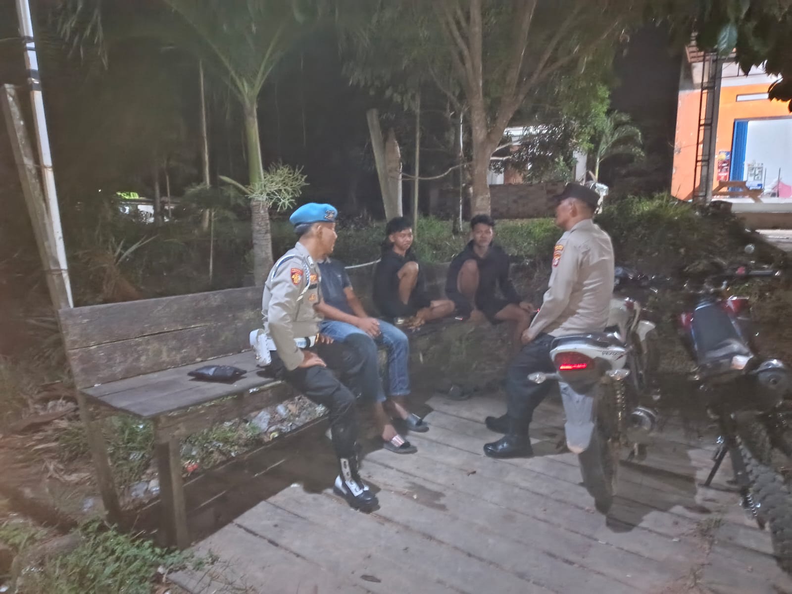 Sambangi Masyarakat pada Malam Hari, Polsek Lamandau Perkuat Kemitraan dan Jaga Kamtibmas