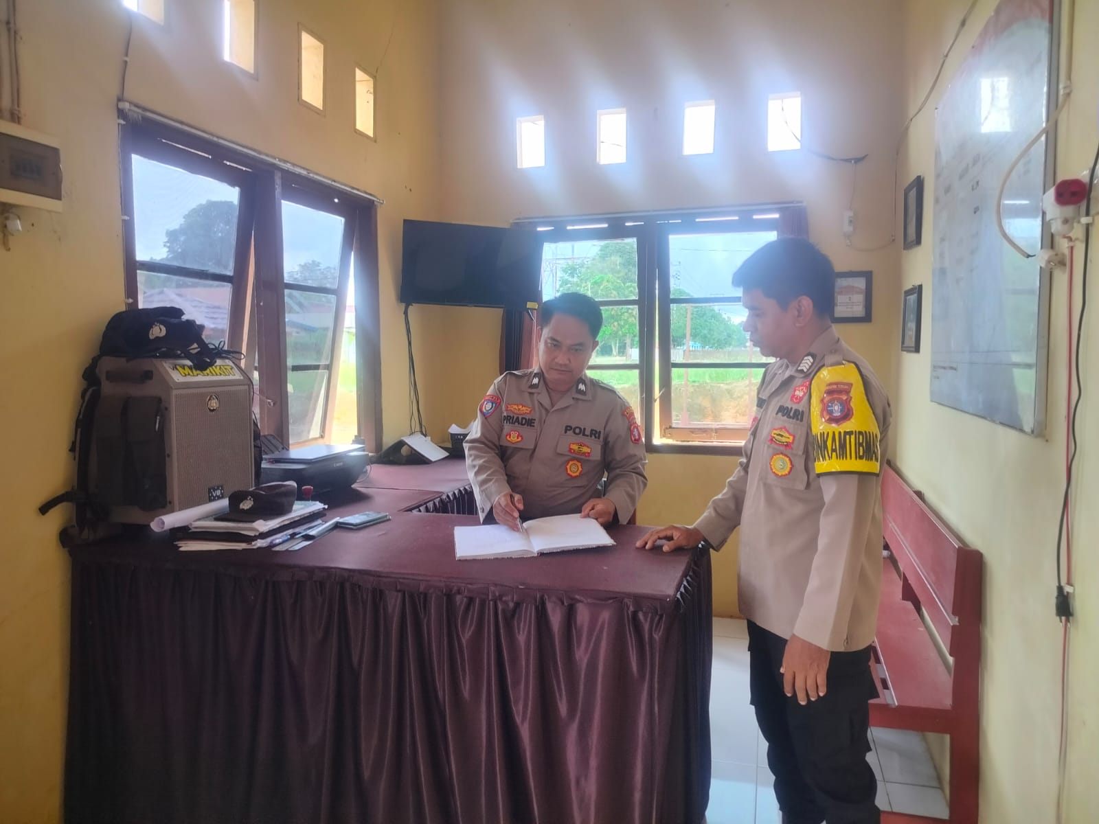 Disiplin yang Melekat: Komitmen Tugas Jaga Polsek Marikit