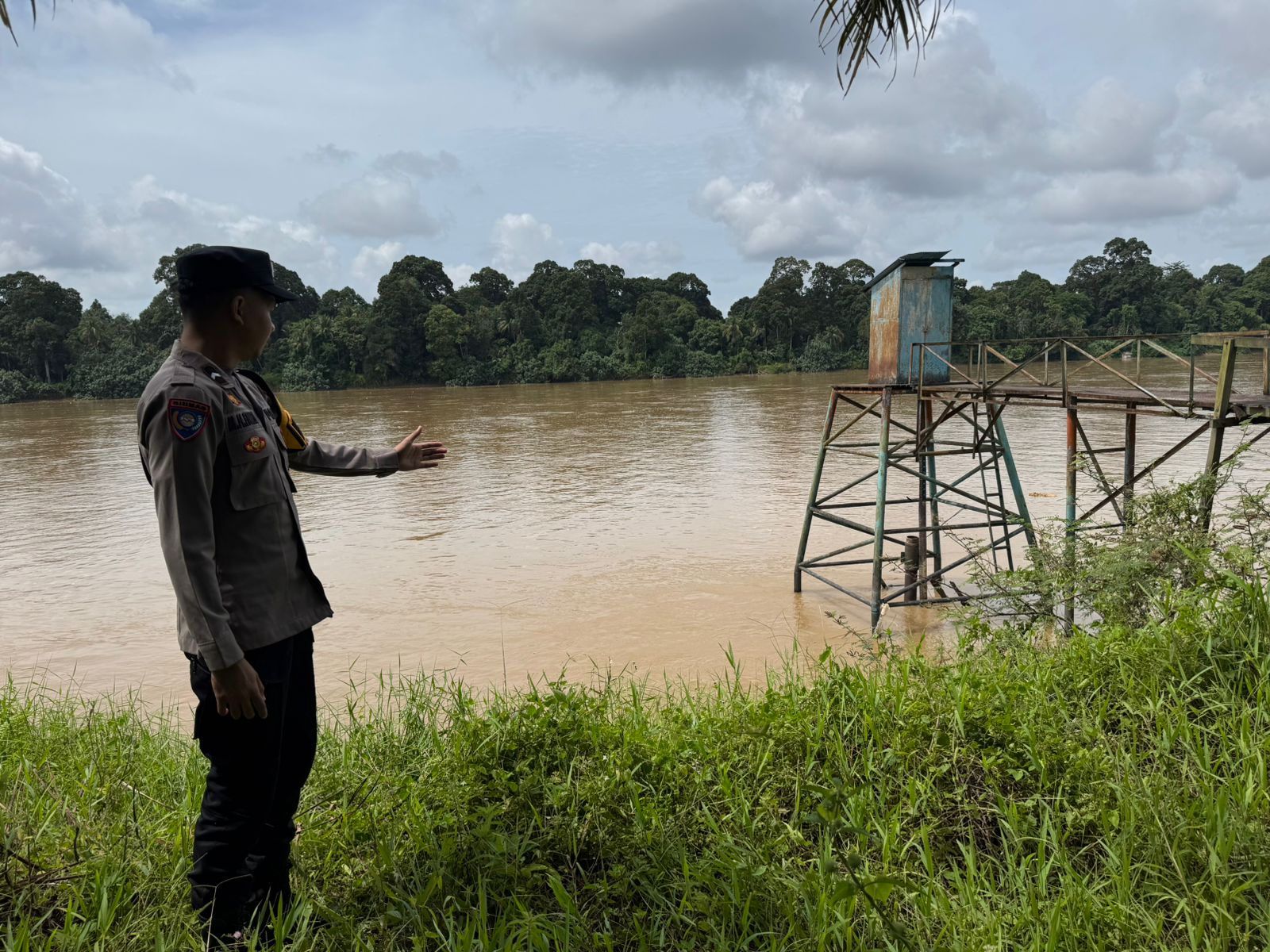 Deteksi Banjir, Polsek Tewang Sangalang Garing dan Pulau Malan Cek Ketinggian Debit Air