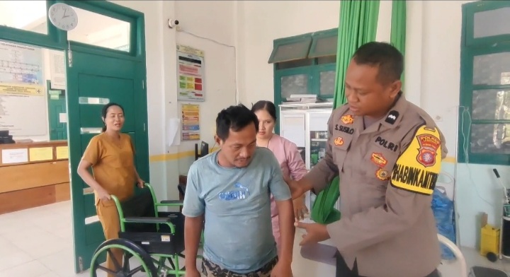 Mengutamakan Kemanusiaan, Bhabinkamtibmas Polsek Bulik Bantu Warga Menuju Rumah Sakit