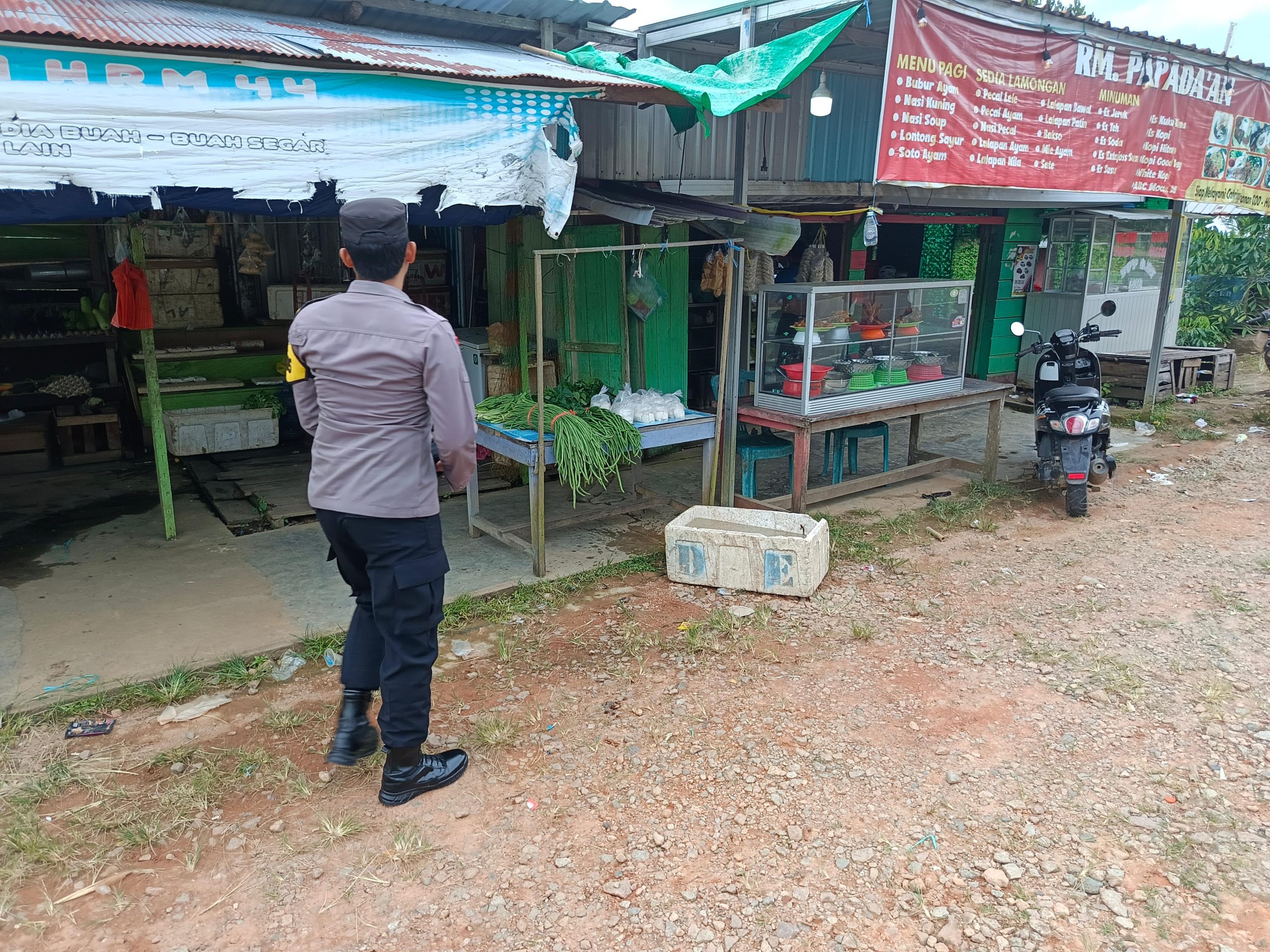 Sambangi Warung Warga, Polsek Delang Perkuat Kedekatan dengan Masyarakat