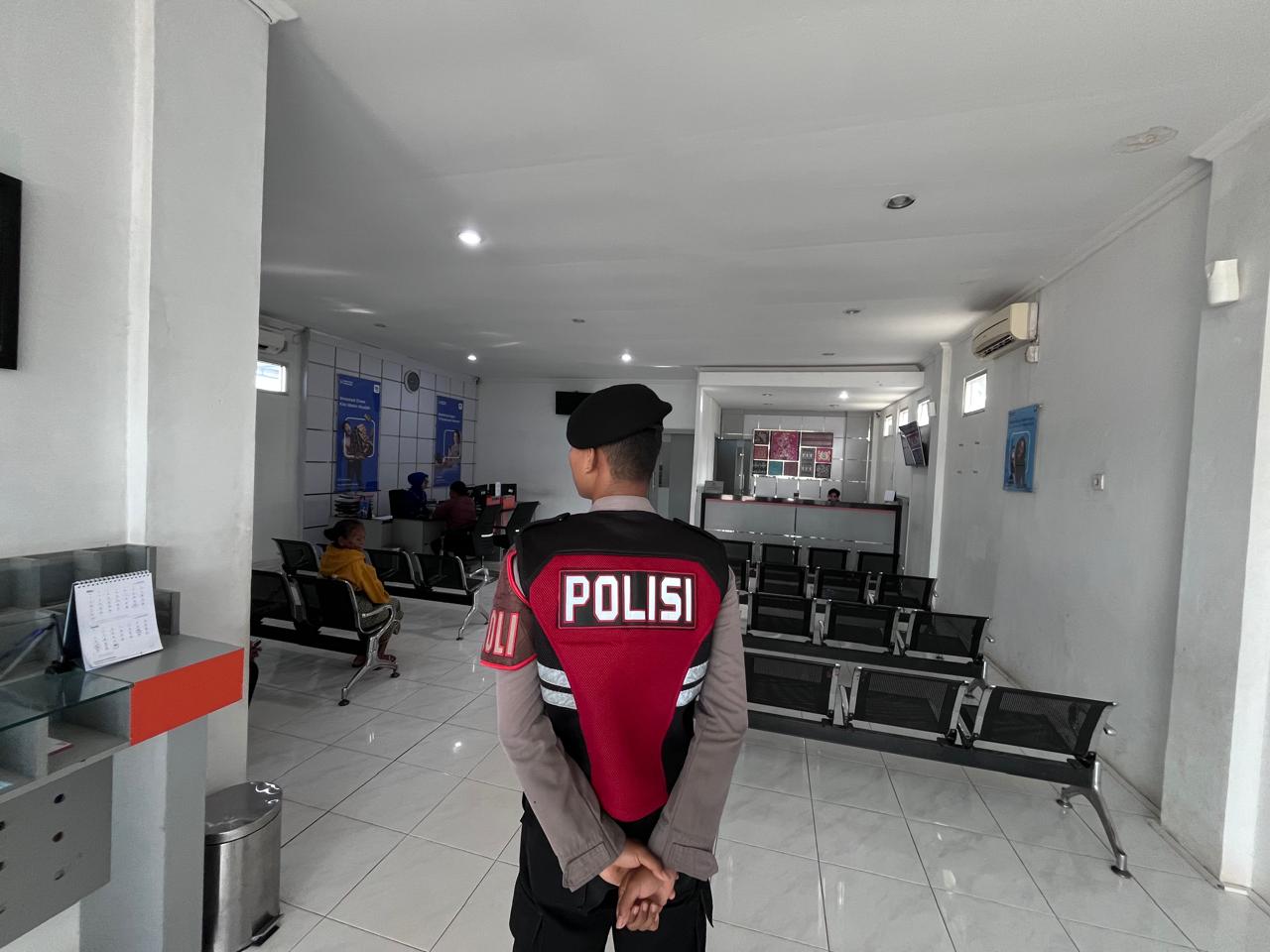 Tetap Patroli di Jam Rawan, Sat Samapta Polres Lamandau Hadir di Bank dan ATM Pastikan Kelancaran Transaksi