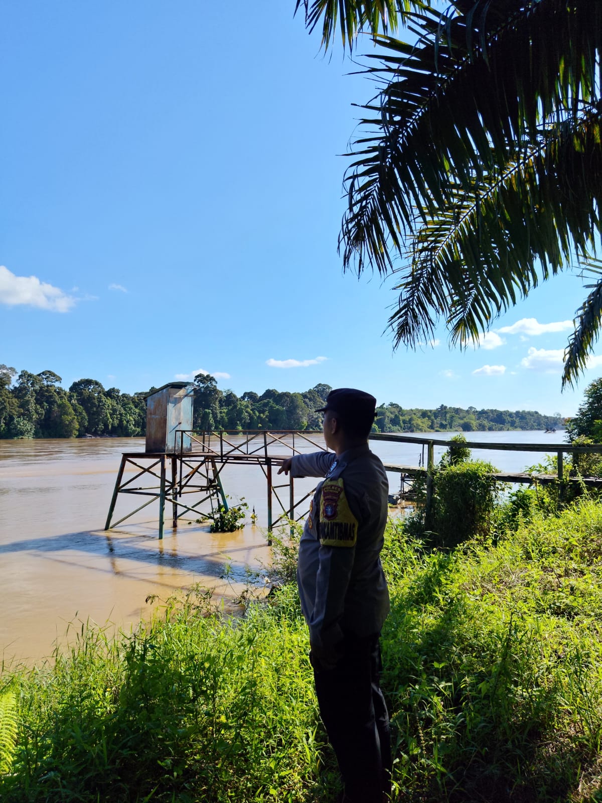 Deteksi Banjir, Polsek Tewang Sangalang Garing dan Pulau Malan Cek Ketinggian Debit Air.