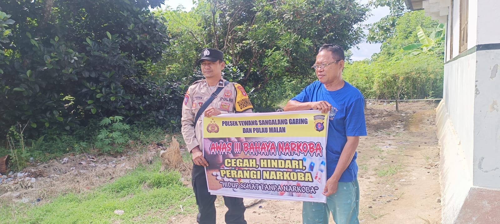 Melalui Media Spanduk, Polsek Tewang Sangalang Garing dan Pulau Malan Imbau Warga Tidak Terjerumus Penyalahgunaan Narkoba.