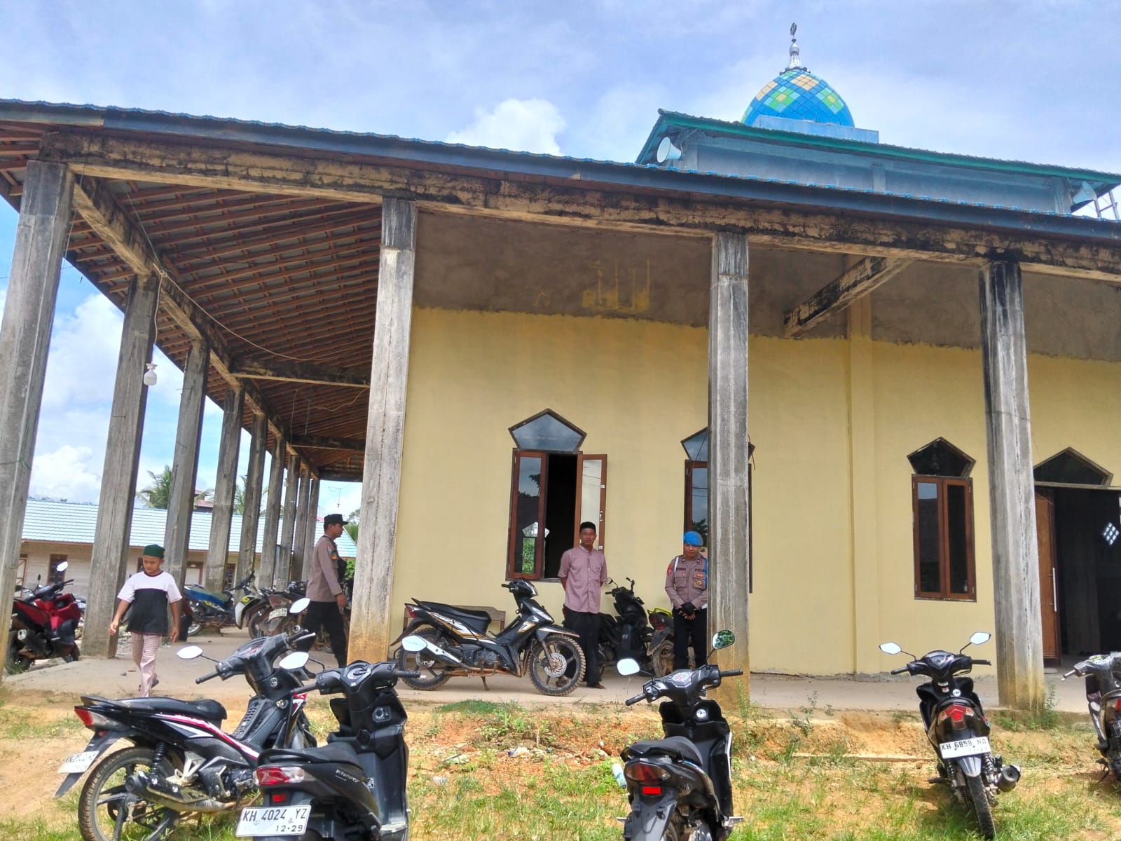 POLSEK MARIKIT AMANKAN SHOLAT JUM’AT DI MASJID ZAMI-AT TAQWA TUMBANG HIRAN