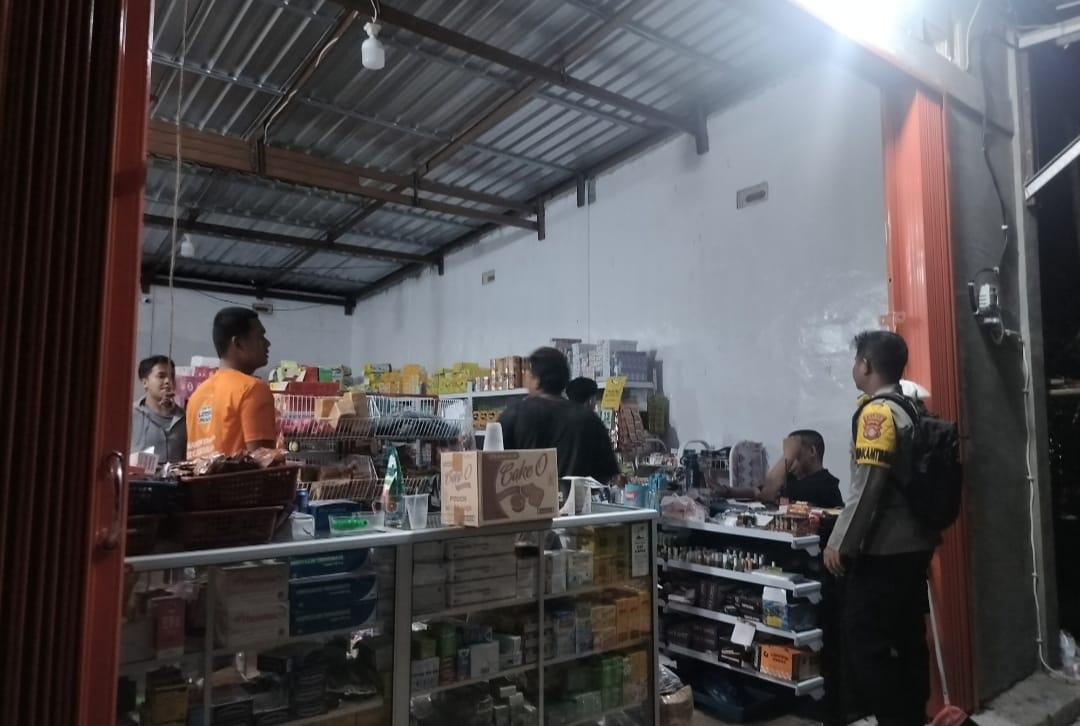 Sambangi Warga pada Malam Hari, Polsek Delang Perkuat Kemitraan dan Jaga Kamtibmas