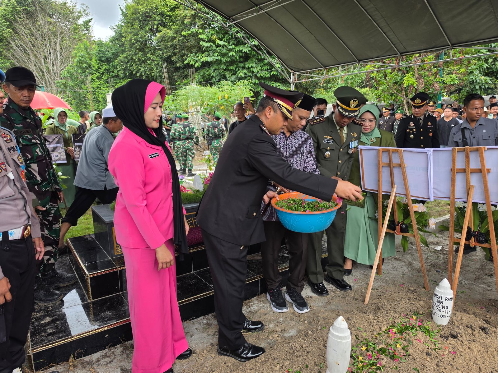 Gugur Saat Gerebek Bandar Narkoba, Briptu Anumerta Nopandri Dimakamkan Secara Kedinasan