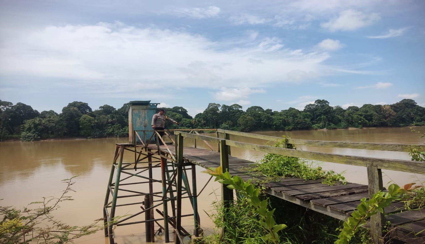 Deteksi Banjir, Polsek Tewang Sangalang Garing dan Pulau Malan Cek Ketinggian Debit Air.