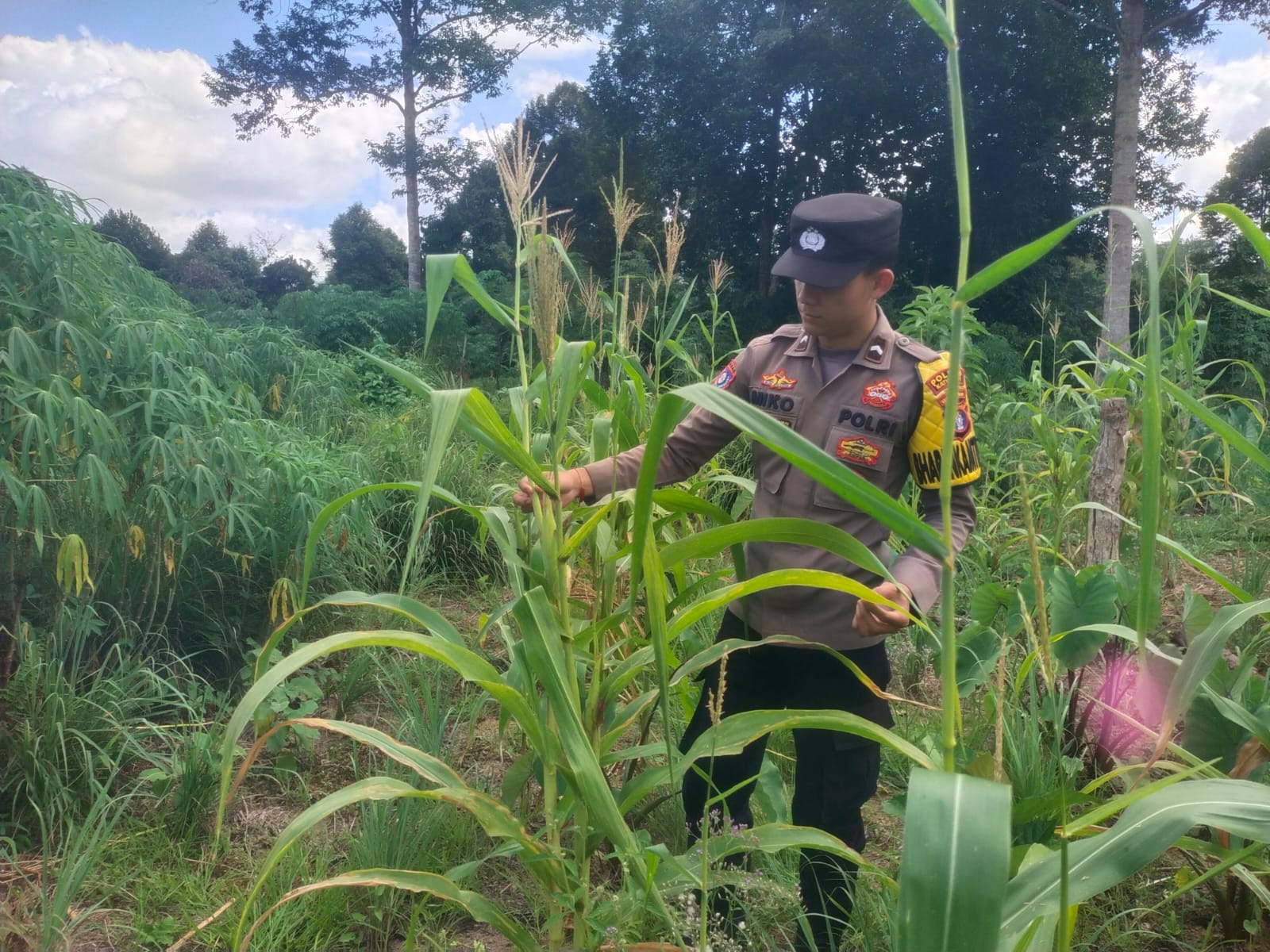 Personel Polsek Tewang Sangalang Garing dan Pulau Malan melaksanakan pengecekan lokasi pemanfaatan lahan pekarangan warga Binaannya