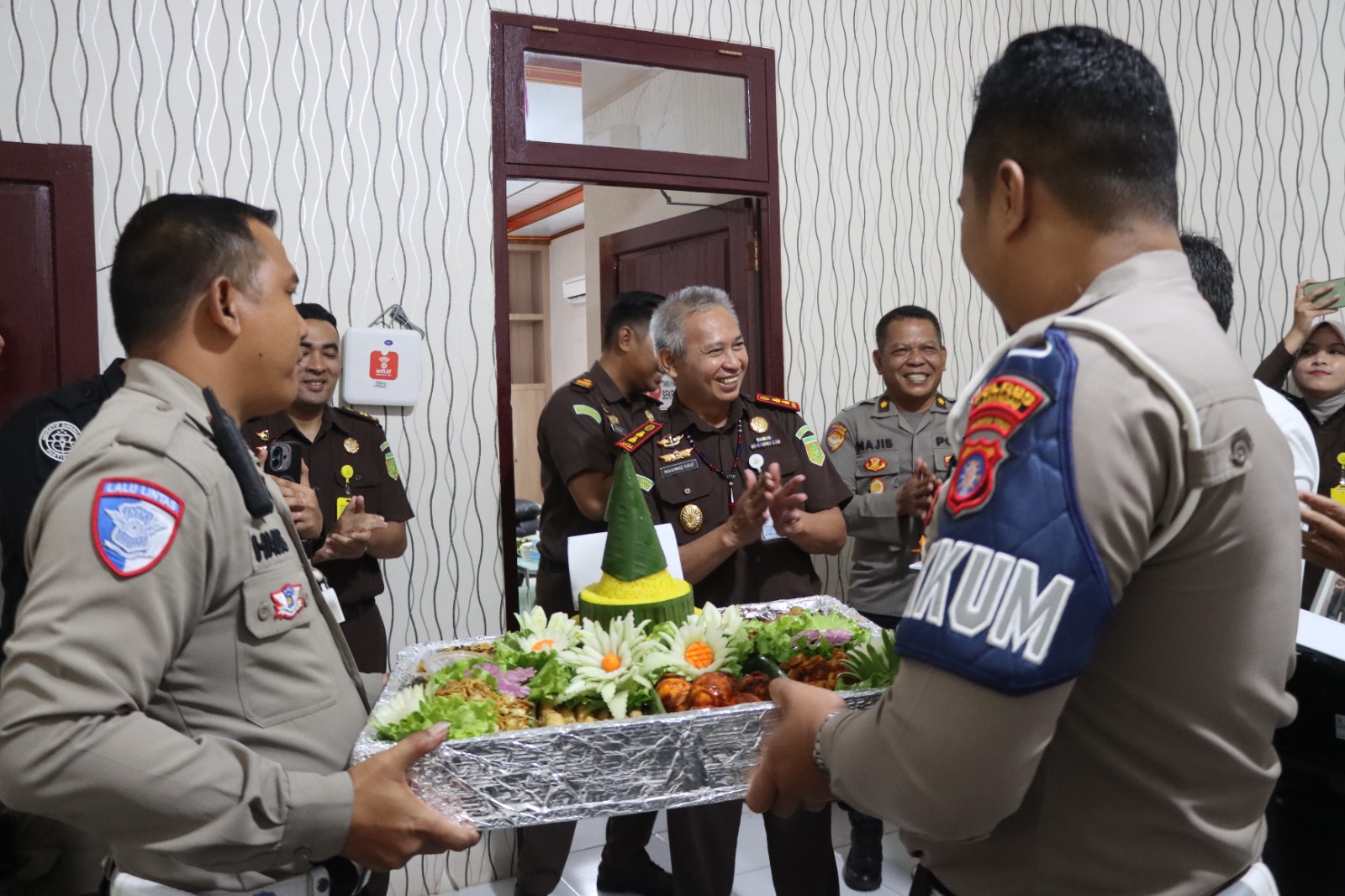 Berikan Kejutan Ulang Tahun, PJU Polres Lamandau Bersama Forkopimda Pererat Sinergitas dengan Kejaksaan Negeri Lamandau
