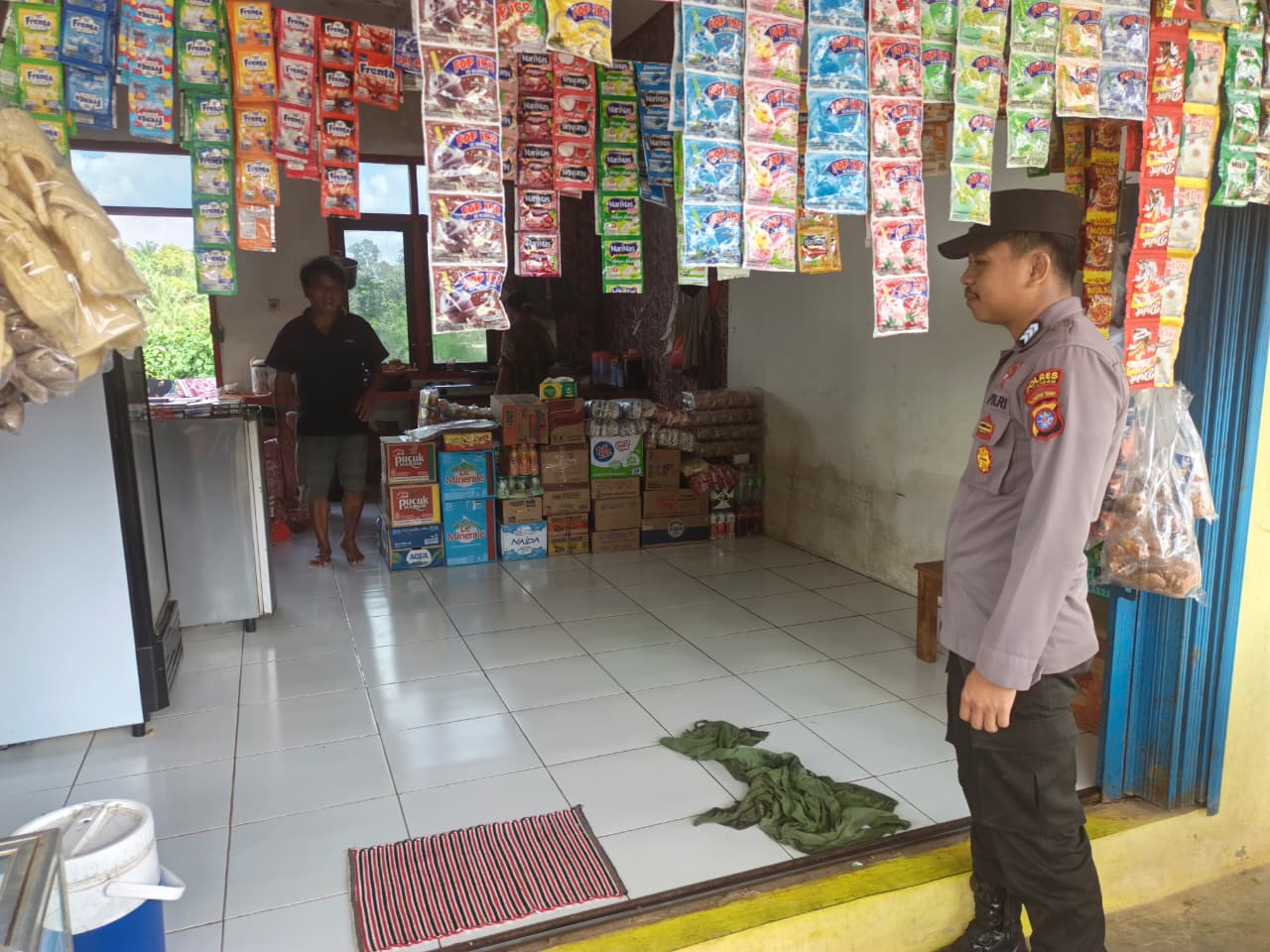 Sambangi Warung Warga, Polsek Lamandau Pererat Silaturahmi dan Jaga Kamtibmas