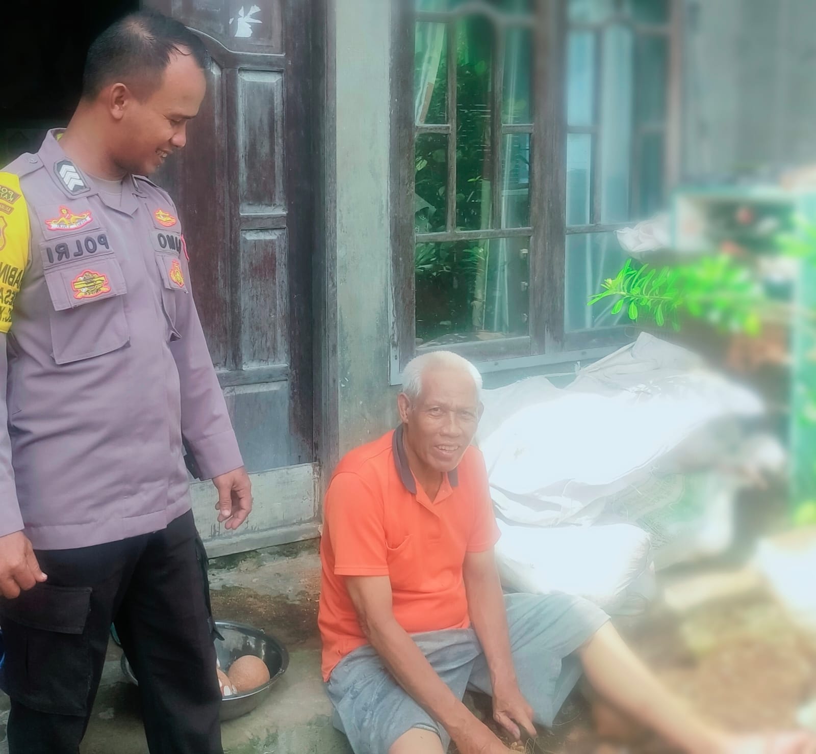 Bhabinkamtibmas Polsek Mendawai Melaksanakan Sambang Kamtibmas Ke Warga Desa Binaannya