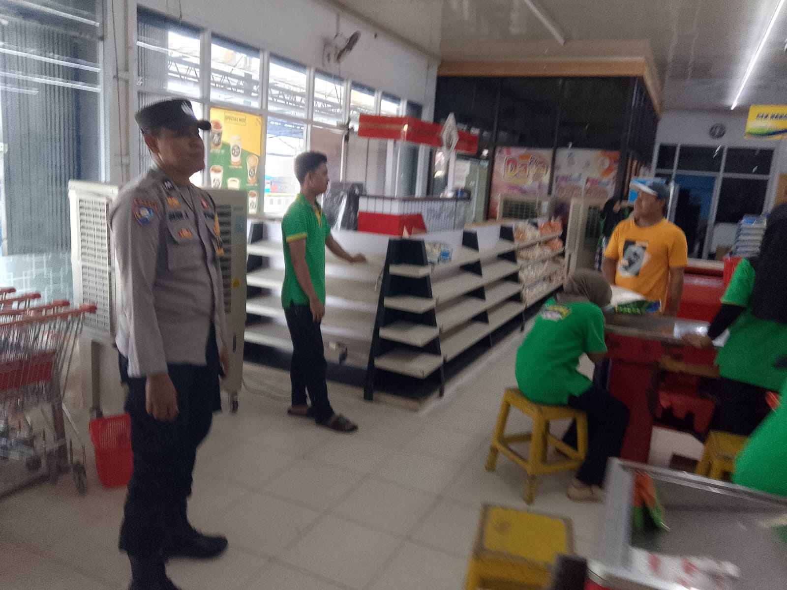 Patroli Pertokoan, Polsek Bulik Perkuat Pengamanan dan Berikan Rasa Aman kepada Pelaku Usaha