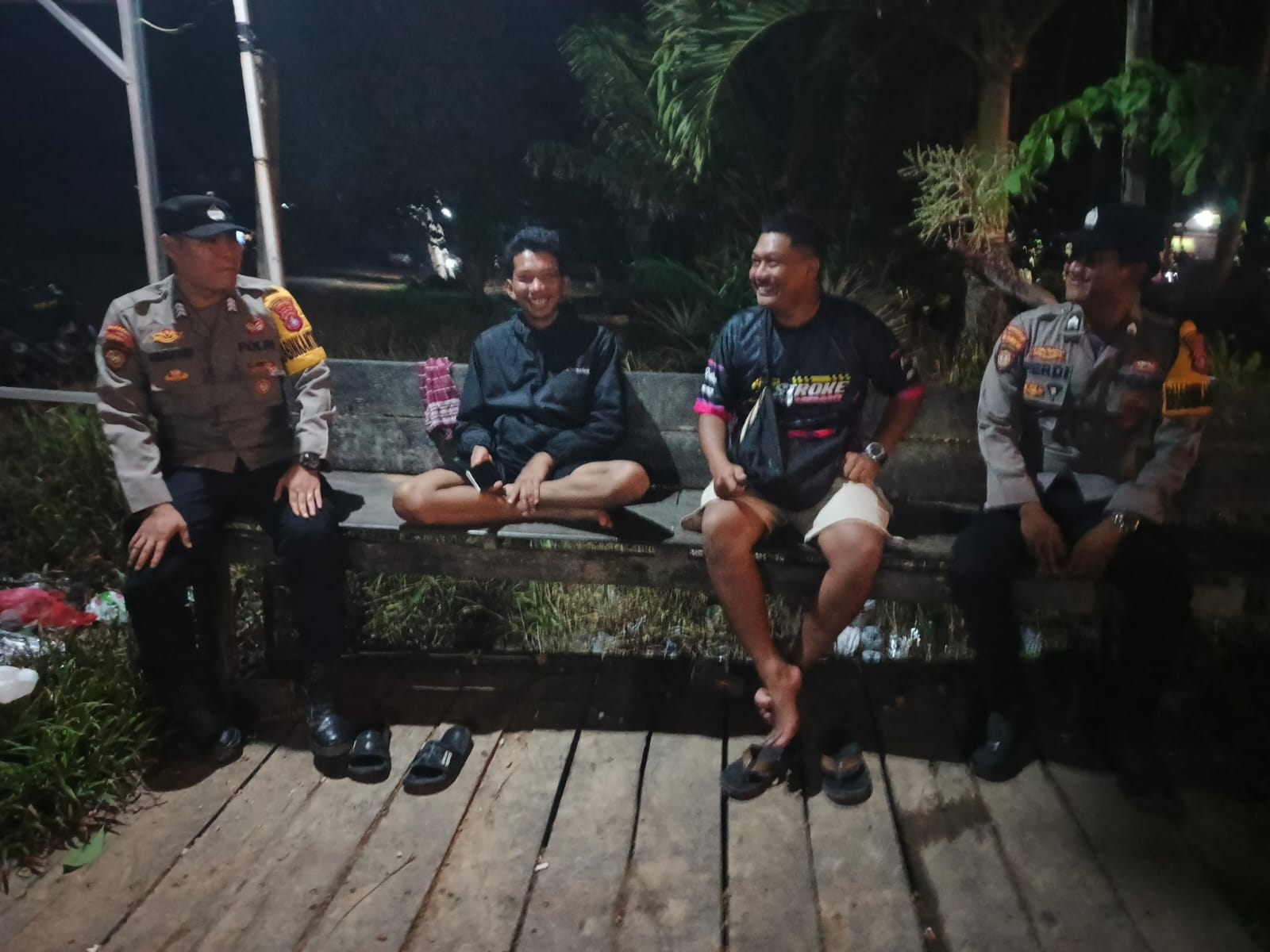Sambangi Masyarakat pada Malam Hari, Polsek Lamandau Perkuat Kemitraan dan Jaga Kamtibmas