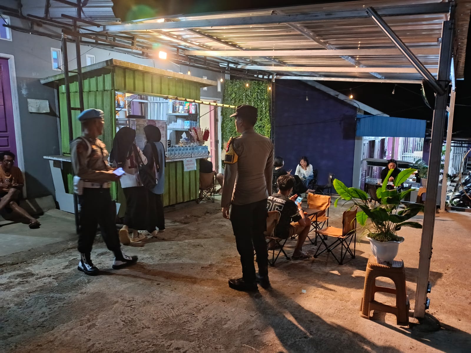 Patroli Sambang Warung pada Malam Hari, Polsek Lamandau Perkuat Kamtibmas di Tengah Masyarakat