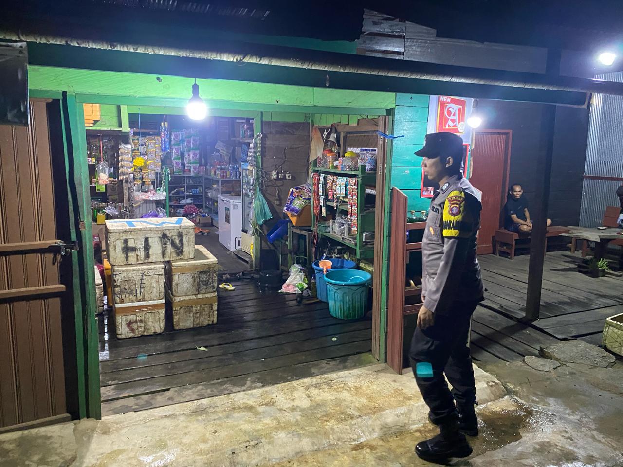 Patroli Pertokoan pada Malam Hari, Polsek Delang Perkuat Pengamanan Kawasan Perdagangan