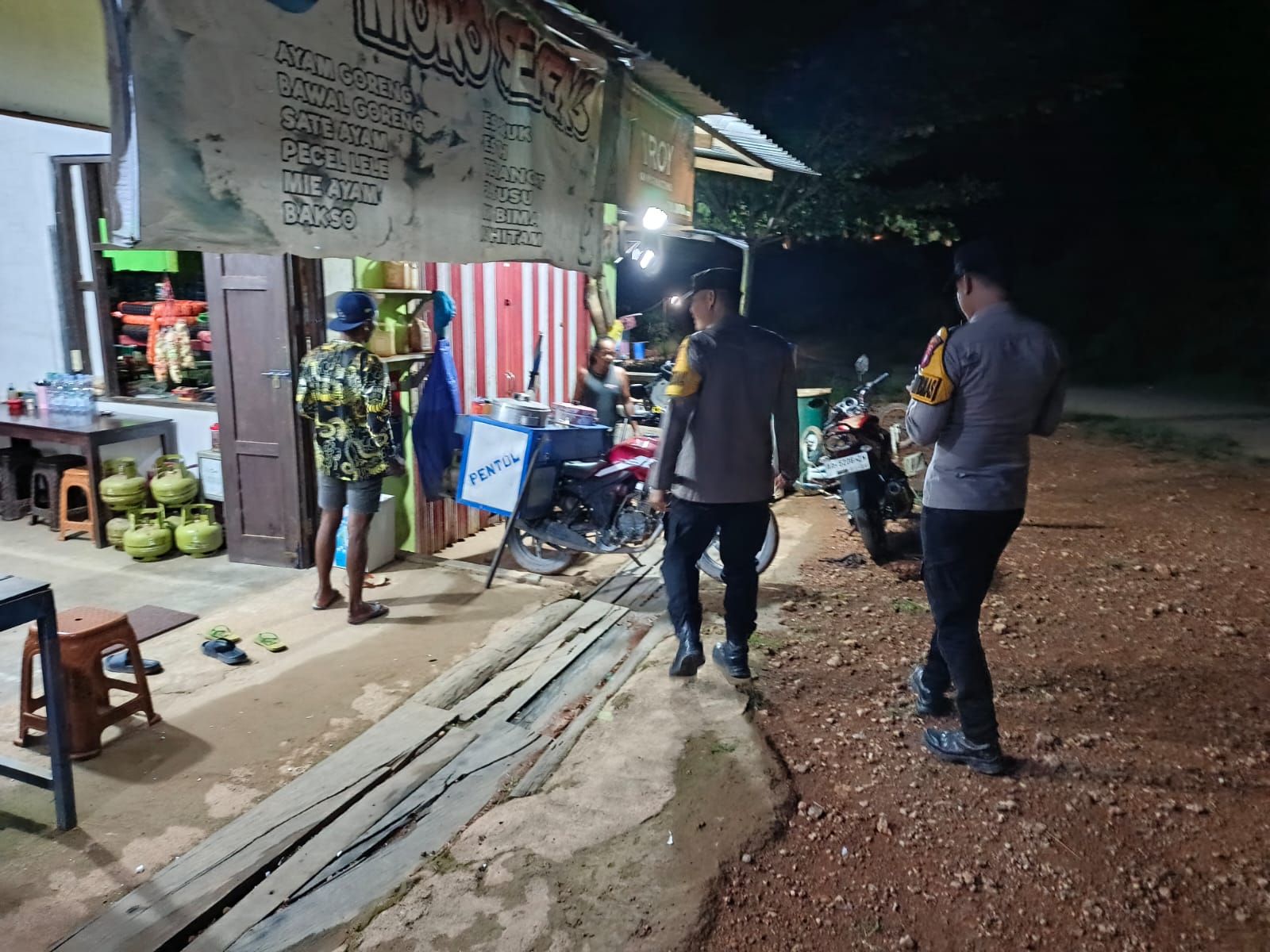 Sambangi Warung Warga pada Malam Hari, Polsek Lamandau Perkuat Kemitraan dan Jaga Kamtibmas