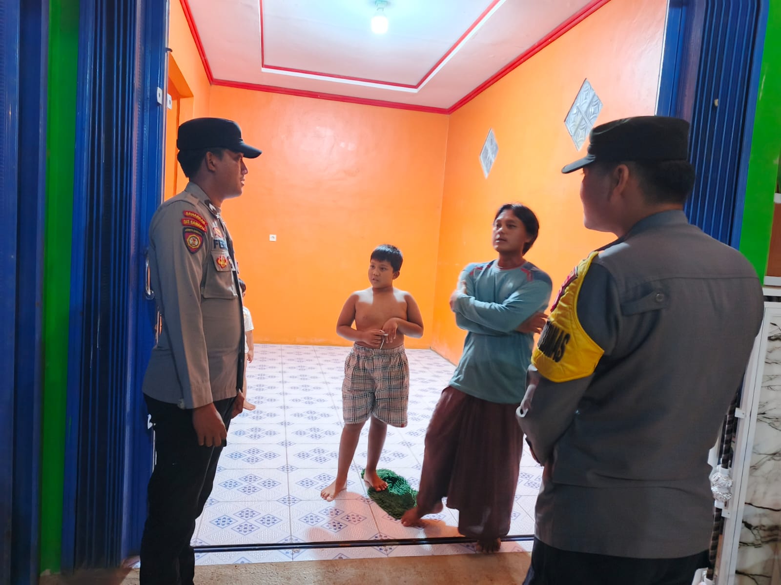 Patroli Door to Door pada Malam Hari, Polsek Lamandau Pererat Kemitraan dengan Masyarakat