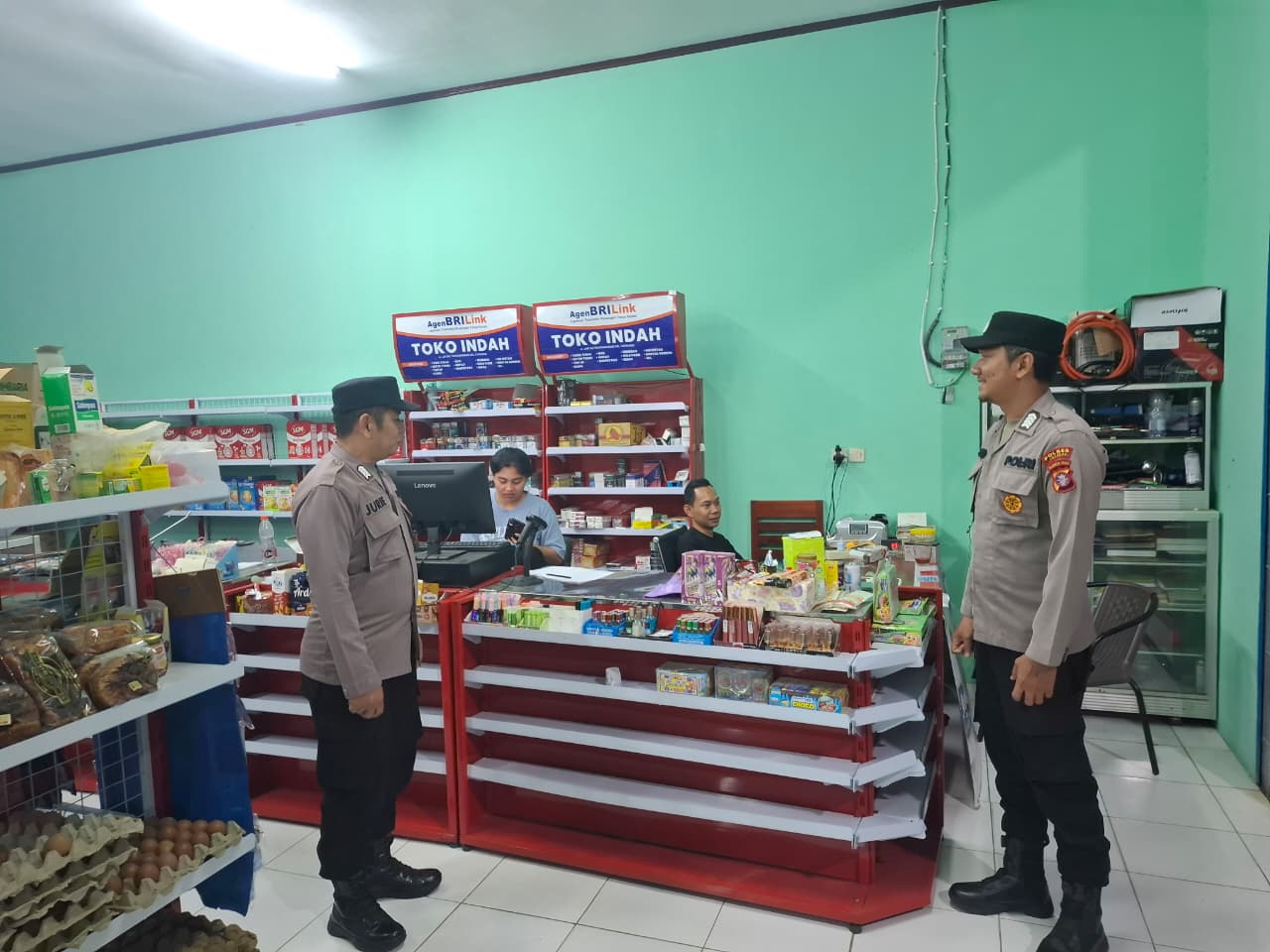 Sambangi Kawasan Pertokoan, Polsek Lamandau Perkuat Kemitraan dan Jaga Stabilitas Kamtibmas