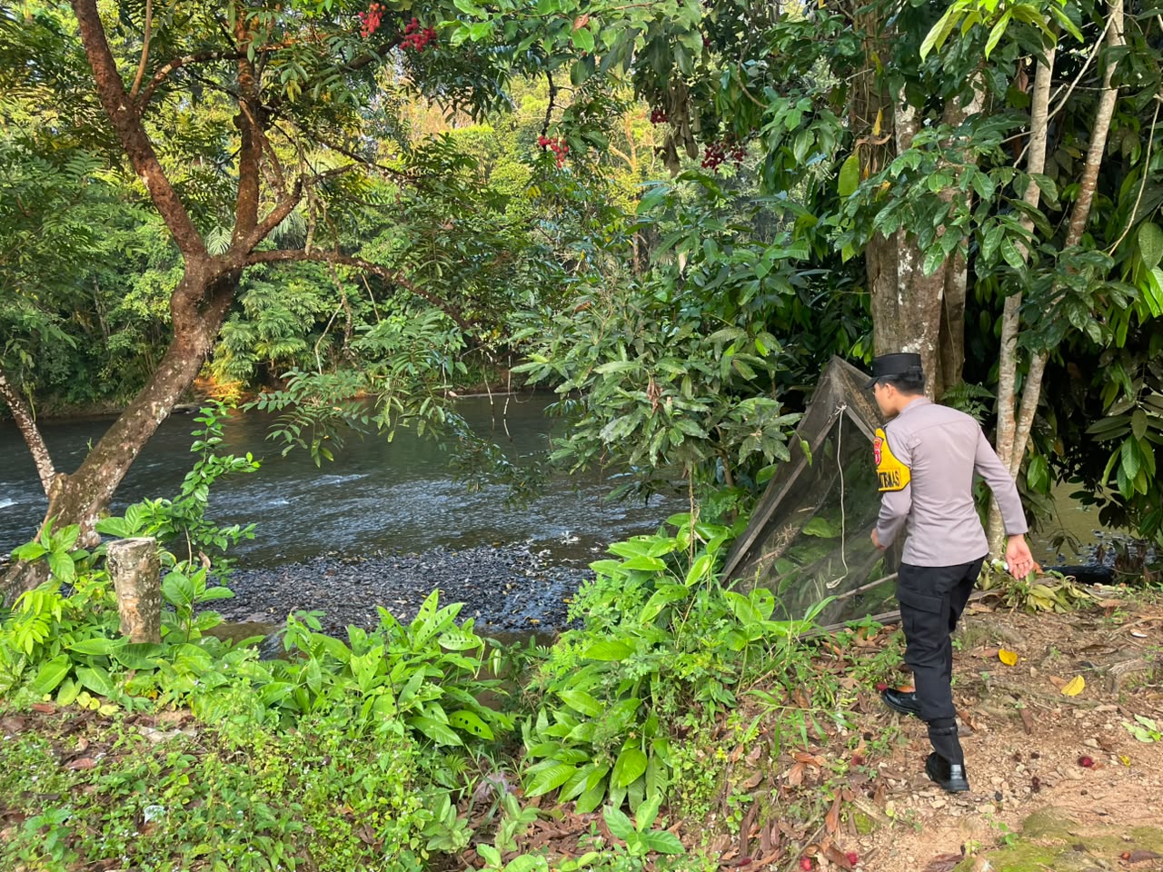 Monitoring Debit Air DAS Delang, Polsek Delang Pastikan Kondisi Sungai Tetap Aman