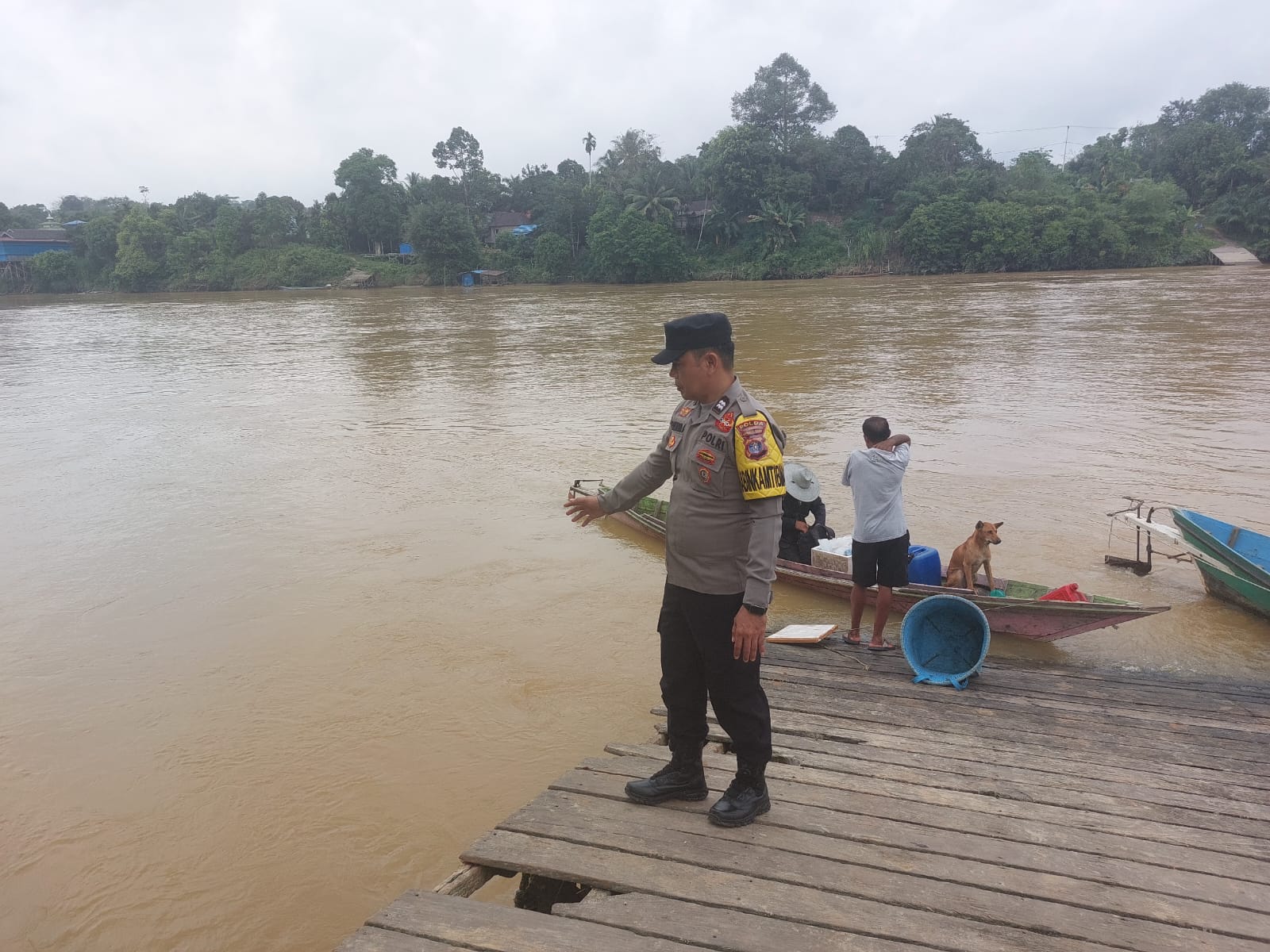 Di Tepian Sungai Katingan, Polsek Marikit Berdiri Tegak Pantau Demi Warga