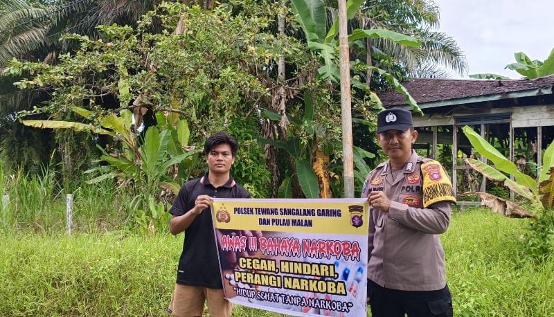 Melalui Media Spanduk, Polsek Tewang Sangalang Garing dan Pulau Malan Imbau Warga Tidak Terjerumus Penyalahgunaan Narkoba.