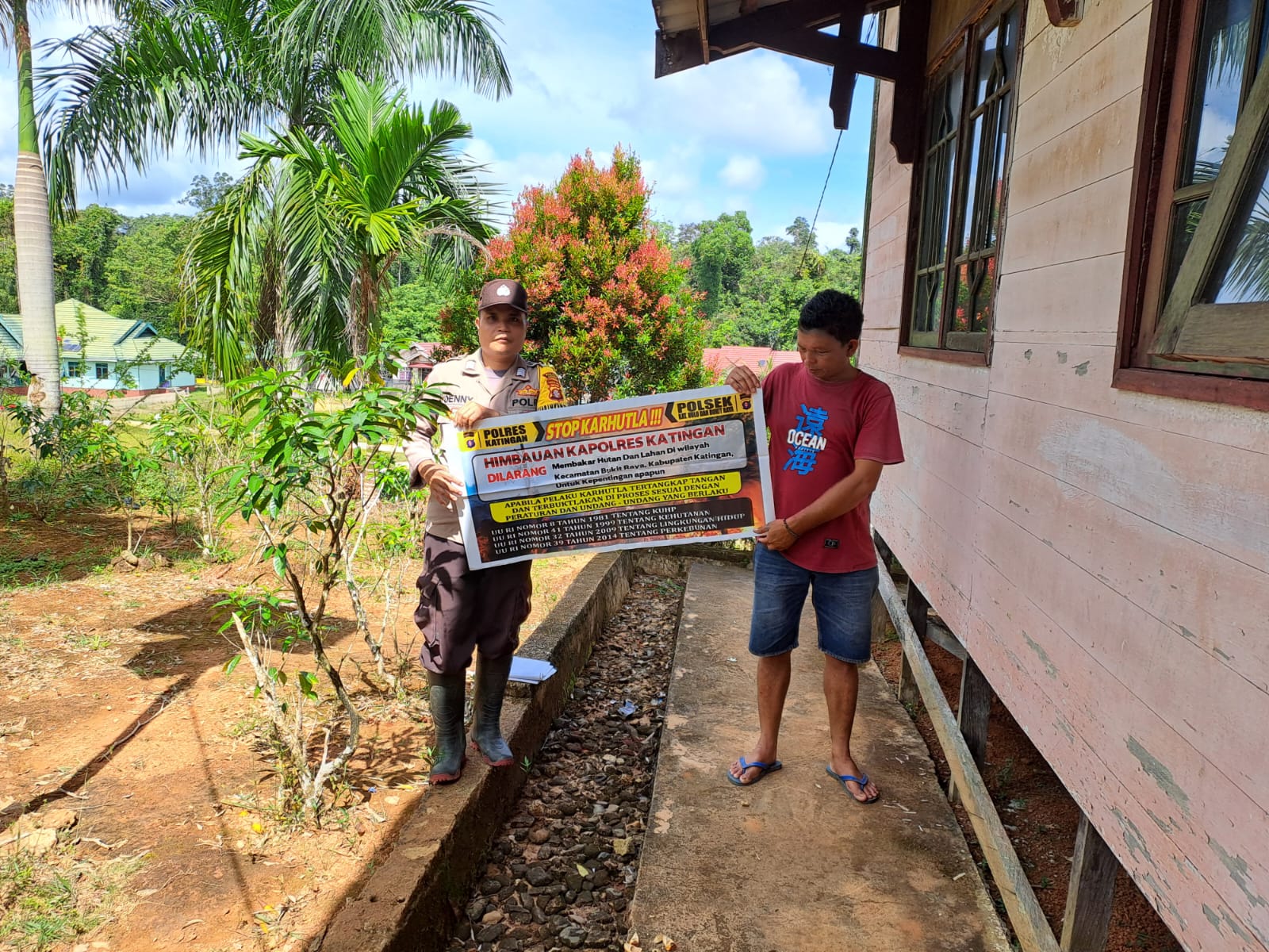 Upaya Pencegahan Kebakaran Hutan dan Lahan di Kecamatan Katingan Hulu dan Bukit Raya, Bhabinkamtibmas sosialisasi kepada masyarakat.
