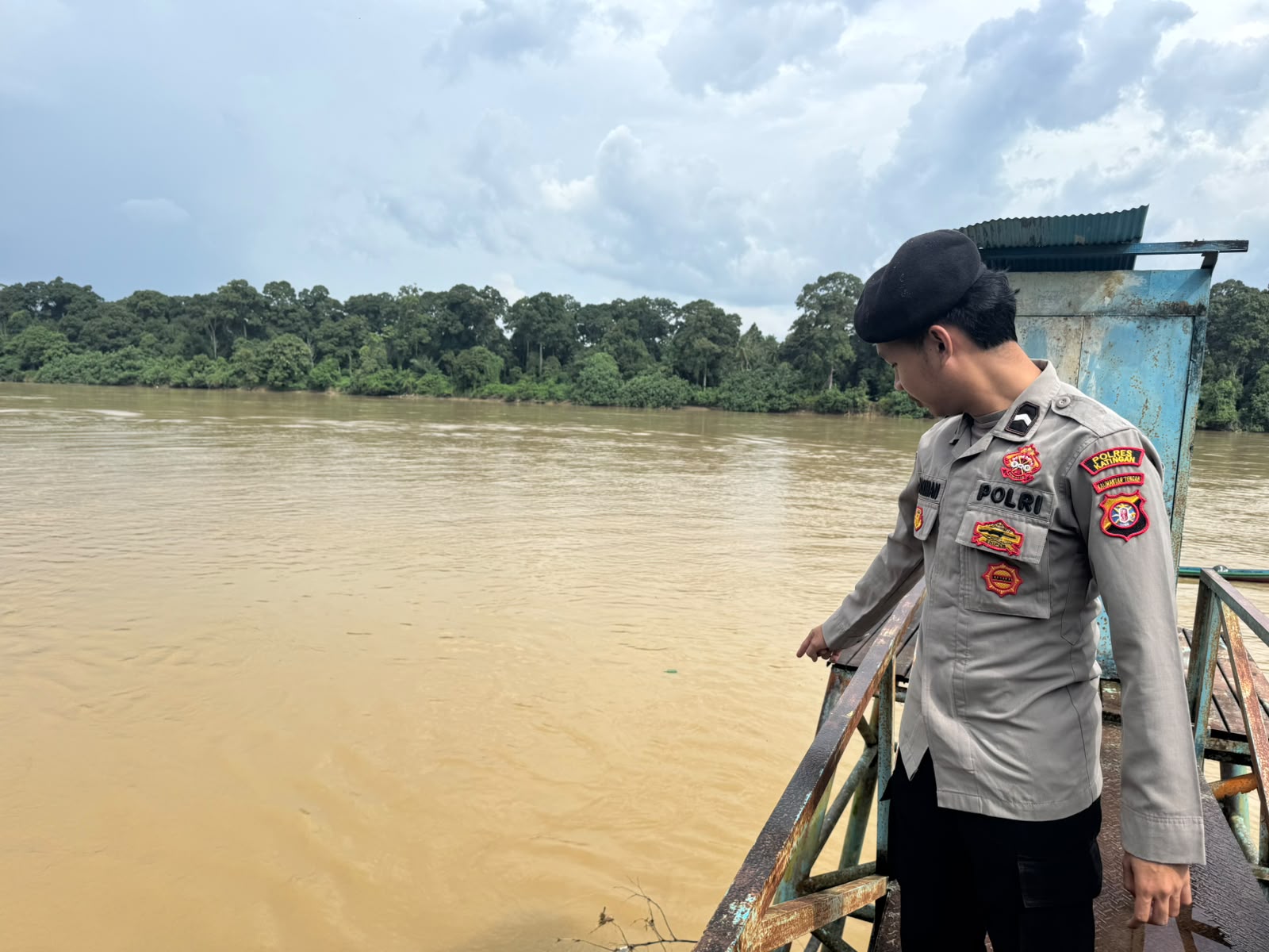Deteksi Banjir, Polsek Tewang Sangalang Garing dan Pulau Malan Cek Ketinggian Debit Air