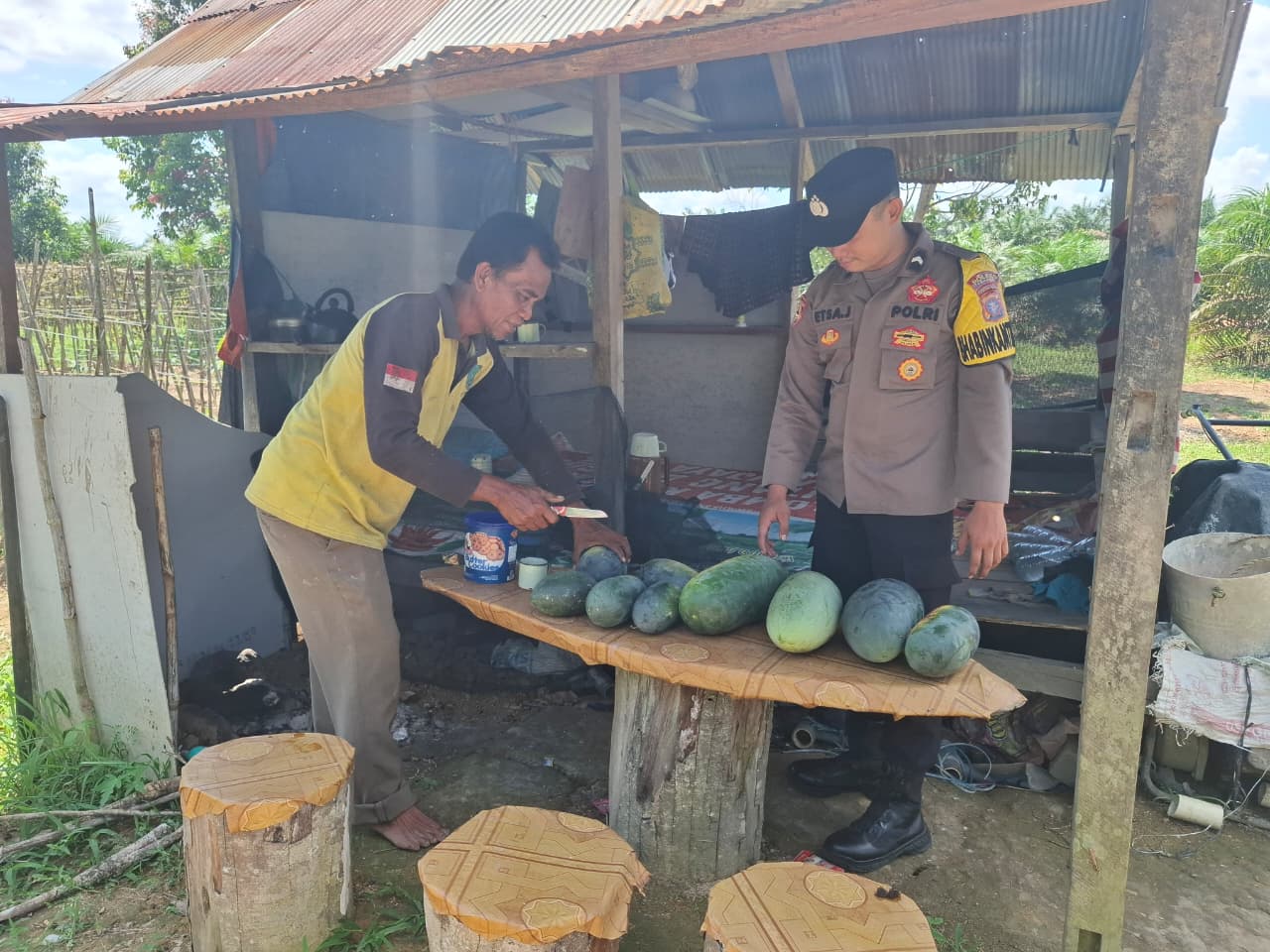 Sambangi Petani Semangka, Bhabinkamtibmas Polsek Lamandau Perkuat Ketahanan Pangan dan Cegah Karhutla