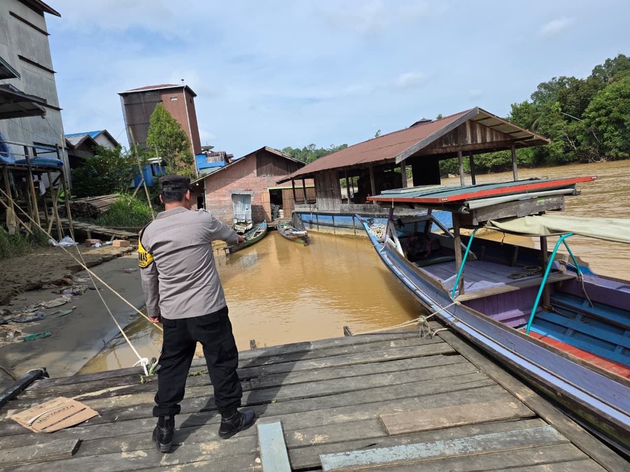 . Piket Polsek Sanaman Mantikei Rutin Cek Debit Air