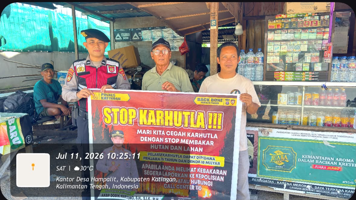 Personel Samapta Polres Katingan Sosialisasikan Pencegahan Karhutla kepada Masyarakat Desa Hampalit.