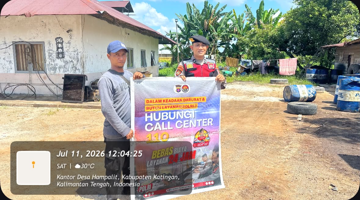Personel Samapta Polres Katingan Sosialisasikan Call Center 110 Polri kepada Masyarakat Desa Hampalit olehPersonel Samapta Polres Katingan.