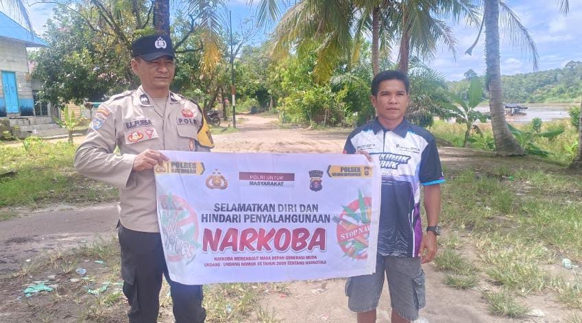 Melalui Media Spanduk, Polsek Tewang Sangalang Garing dan Pulau Malan Imbau Warga Tidak Terjerumus Penyalahgunaan Narkoba.