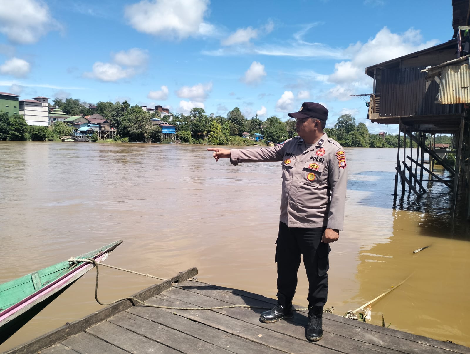 ANTISIPASI BANJIR, BHABINKAMTIBMAS POLSEK MARIKIT PANTAU DEBIT AIR DAS KATINGAN