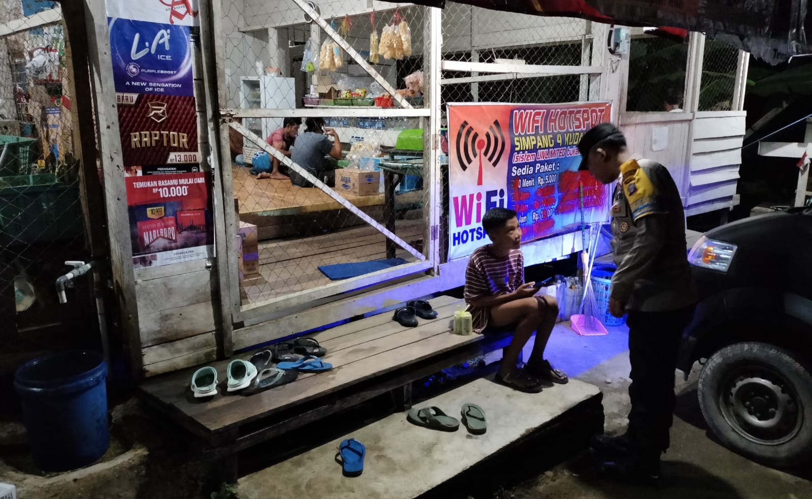 Patroli Malam, Polsek Delang Sambangi Seorang Pemuda dan Sampaikan Imbauan Kamtibmas